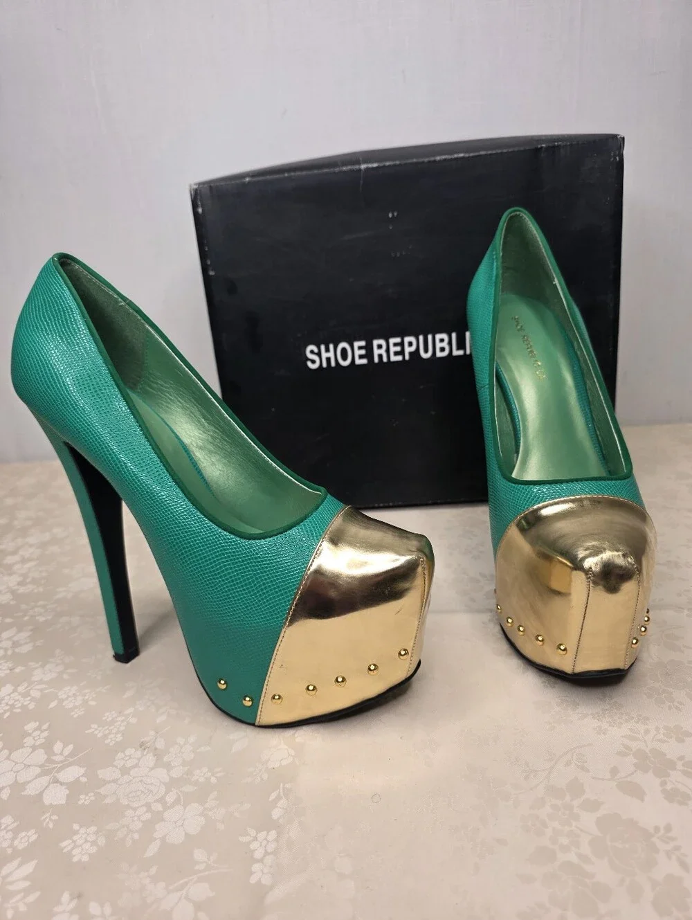 Shoe Republic LA Ethanie Green Gold Platform Stiletto Heels Pumps Studded 7.5